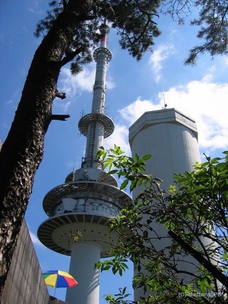 Alter und neuer Fernsehturm auf der Hünenburg by Obstsalat