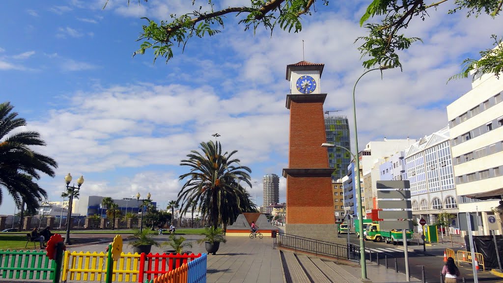 ESPAÑA Islas Canarias, Gran Canaria, Frente al Mercado del Puerto, Las Palmas by Talavan