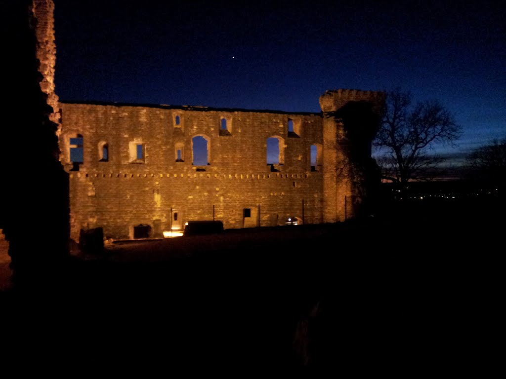 Châteauneuf-du-Pape at night Stern am Himmel schön beleuchtet super Kulisse by spaxergmail.com