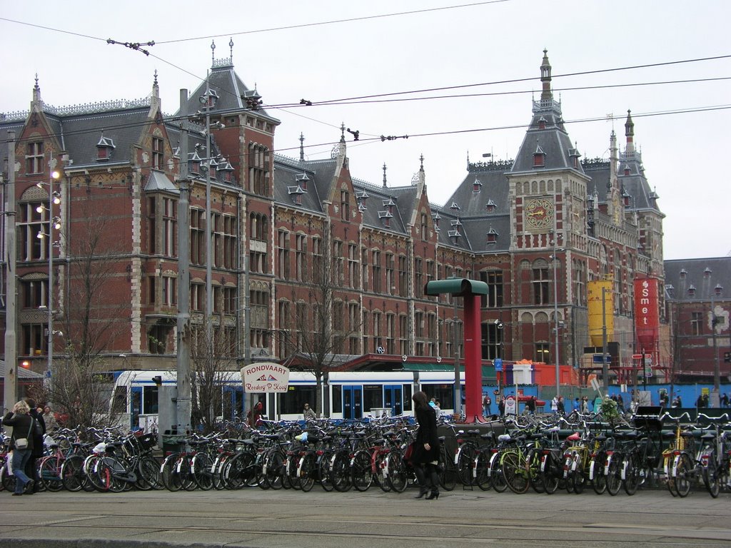 Station Amsterdam Centraal by jarosaspicon