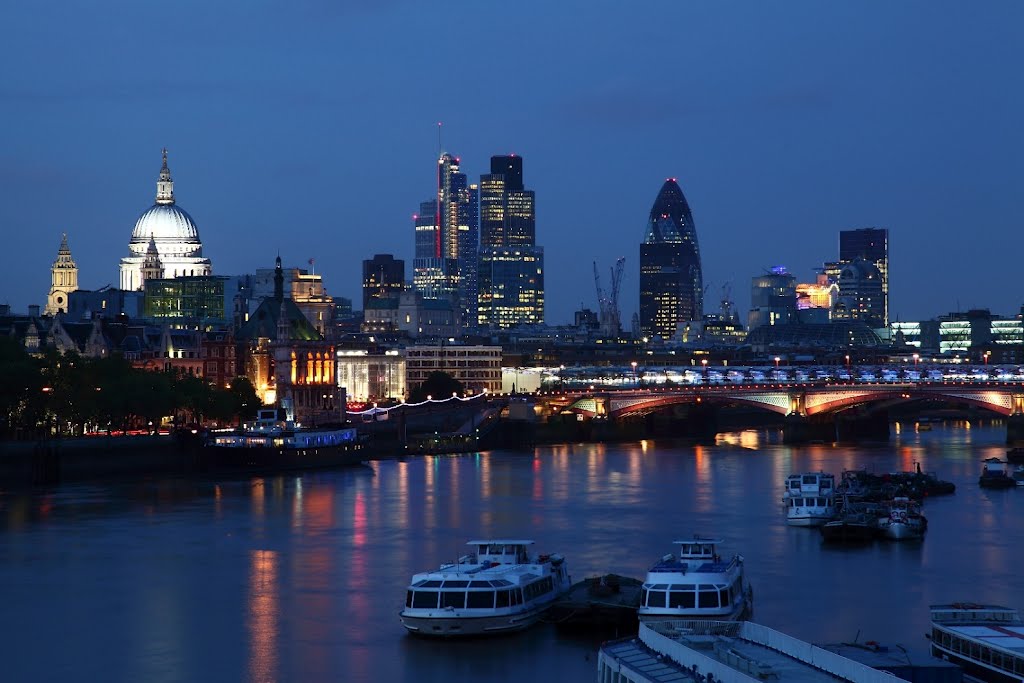 London night by Horst Gryger