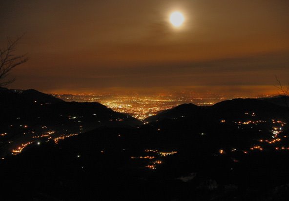 Schio di notte dalla strada del Re by Alvin 1979