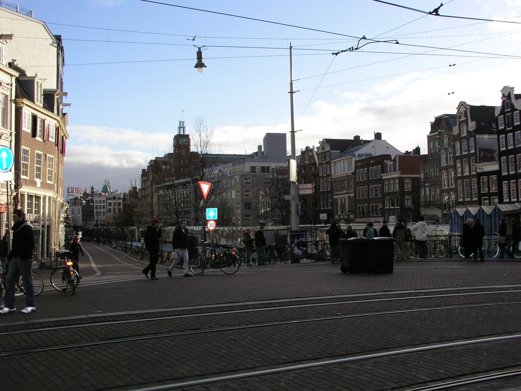 Koningsplein con el Bloemenmarkt al fondo by jarosaspicon