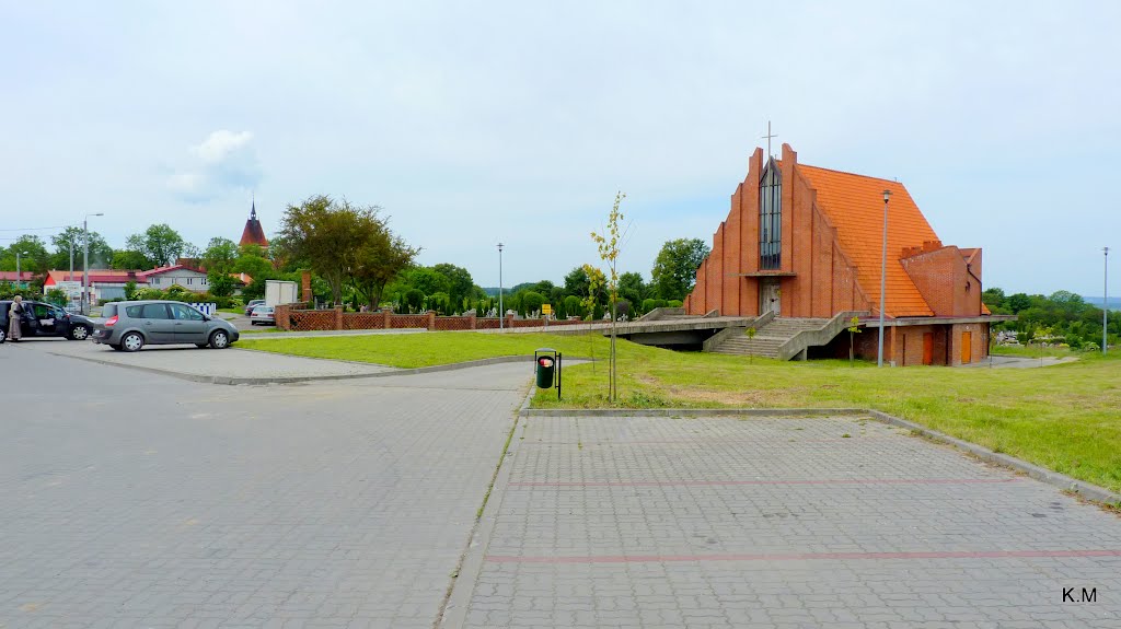 Unisław Pomorski widok z parkingu,po lewej widoczny kościół a po lewej kaplica przy cmentarzu. by Kazimierz .Mendlik