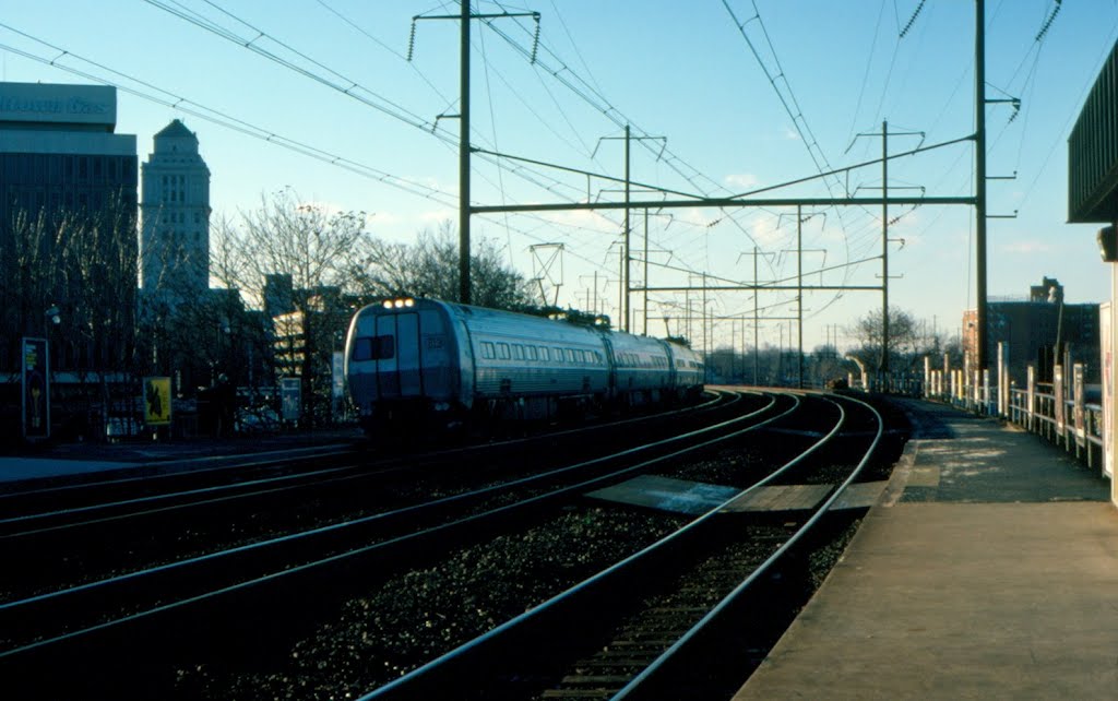 Northbound Amtrak Metroliner with Electric M.U. No. 819 in the lead at Elizabeth, NJ by Scotch Canadian