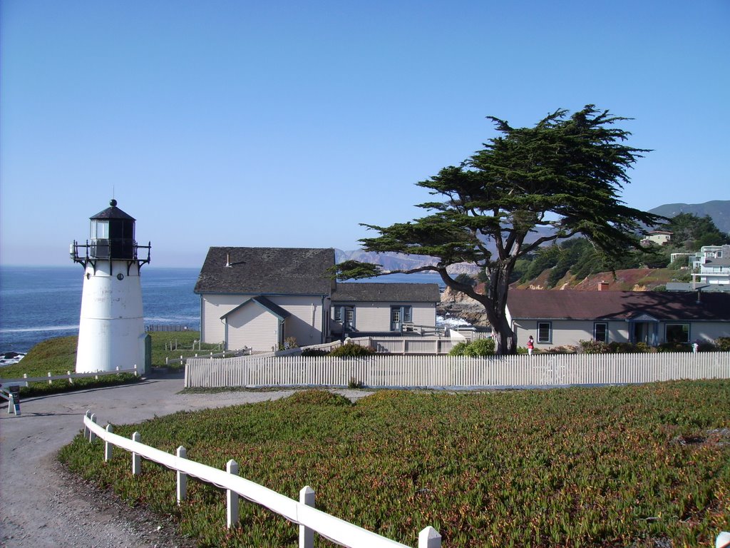 Montara Point Lighthouse by Romain Kolber