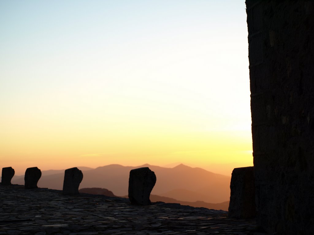 Atardecer en la Peña by luis444