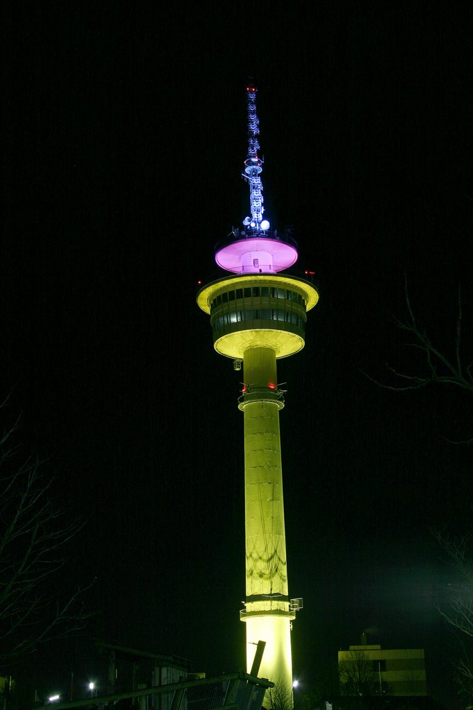 Radarturm bei Nacht by helmutvborstel