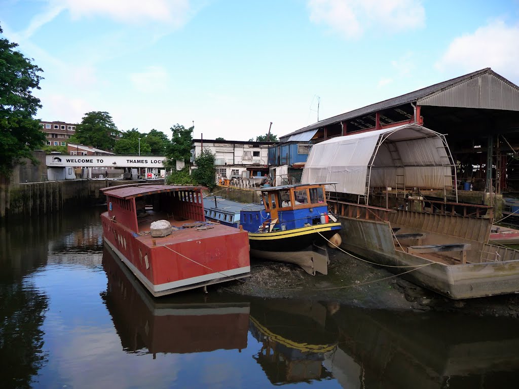 Thames Lock lies ahead ~~~ by Nick Weall