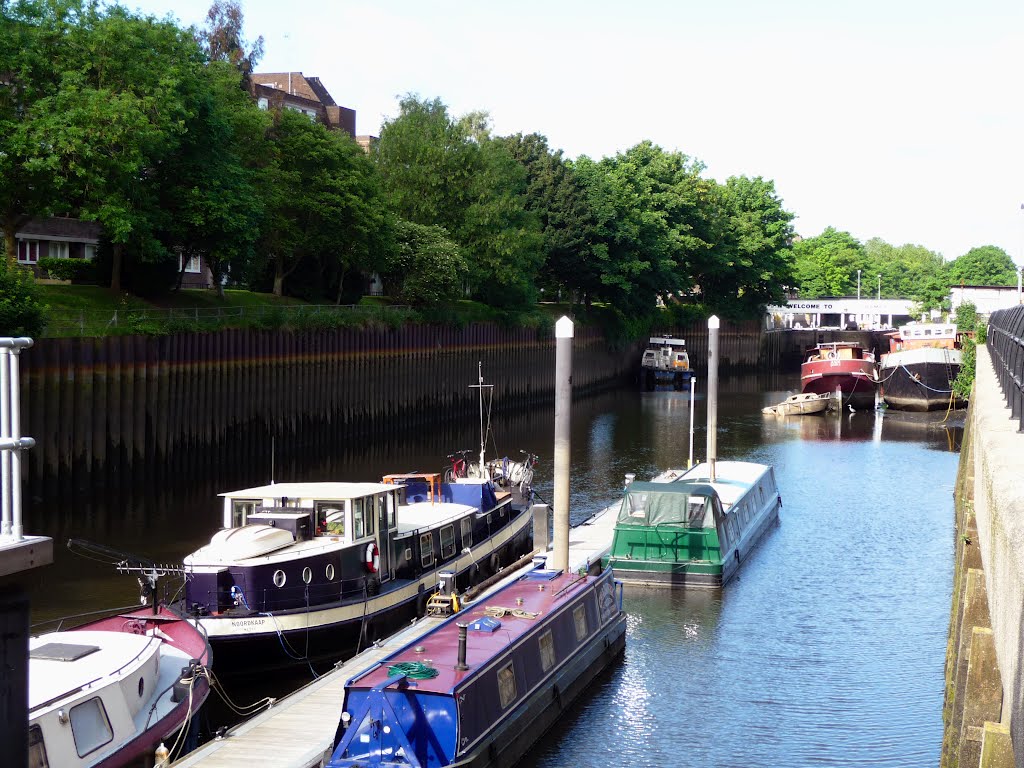 Looking up to Thames Lock by Nick Weall