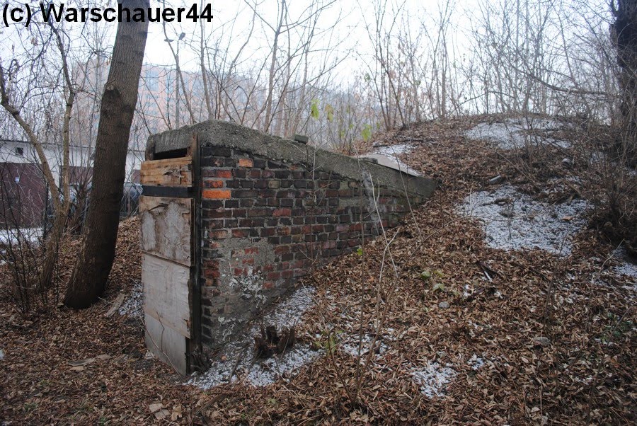 Warszawa: Niemiecki kryty rów przeciwlotniczy (Luftschutzdeckungsgraben) - wejście by warschauer44