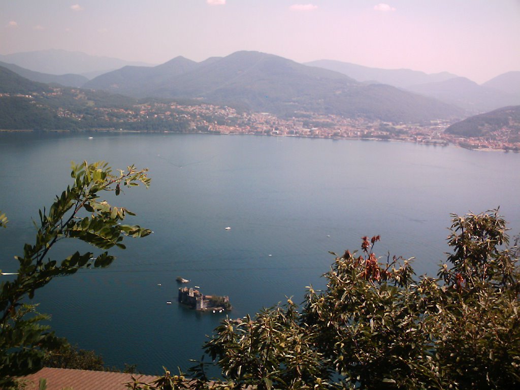 Lago Maggiore..(in basso)Cast. di Cannero-(in alto) Luino-agosto 07 by Fabrizio Marangon