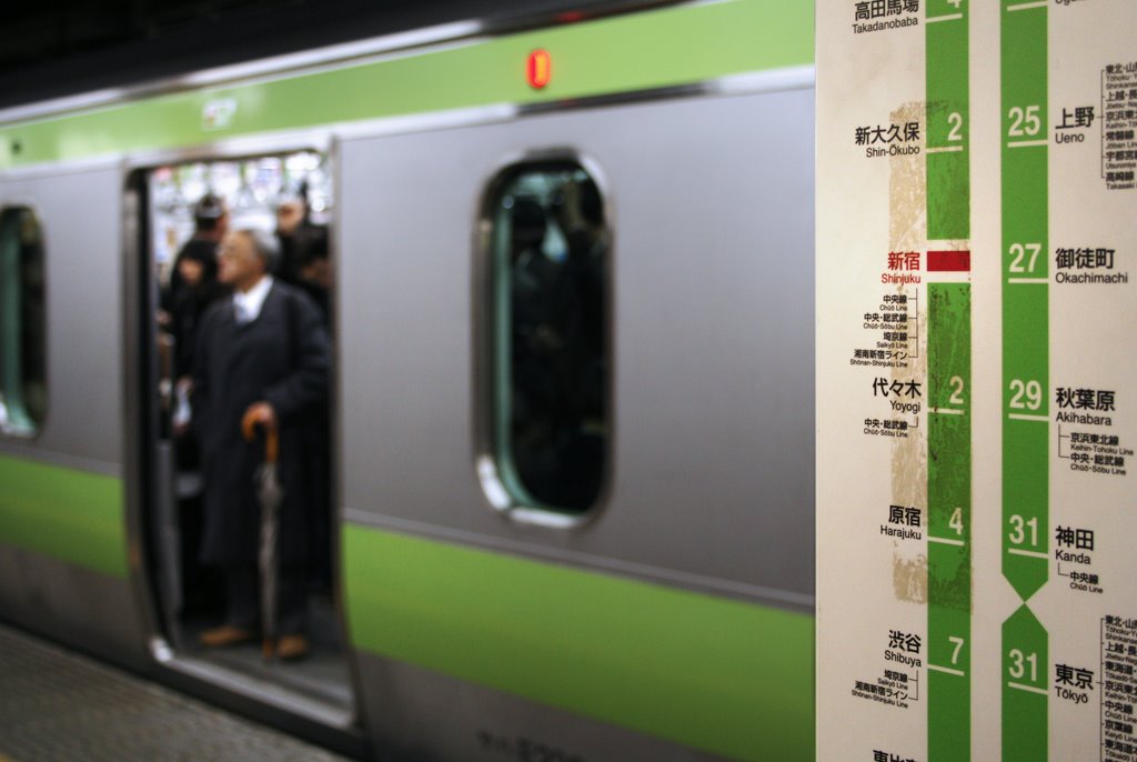 Yamanote platform, Shinjuku (736) by www.tokyoform.com