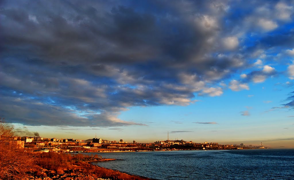 Владивосток. Берег Амурского залива вечером. Vladivostok. Coast of Amursky bay in the evening. by Veniamin Manuylov