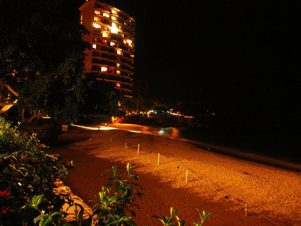 Girasol Sur as seen from Playas Gemelas at night Nov 2006 by Itunes Brian