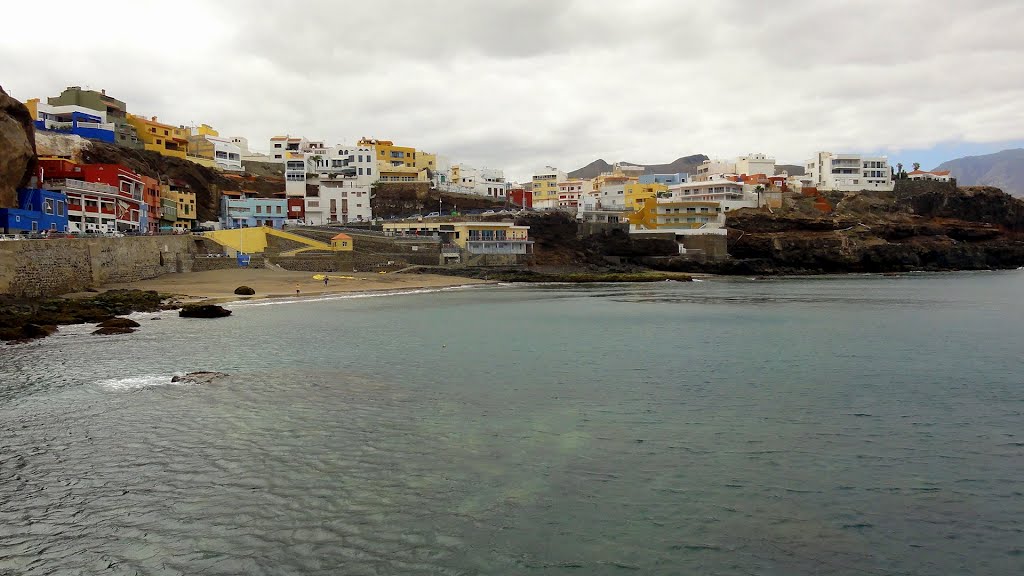 ESPAÑA Islas Canarias, Gran Canaria, Puerto de Sardina by Talavan