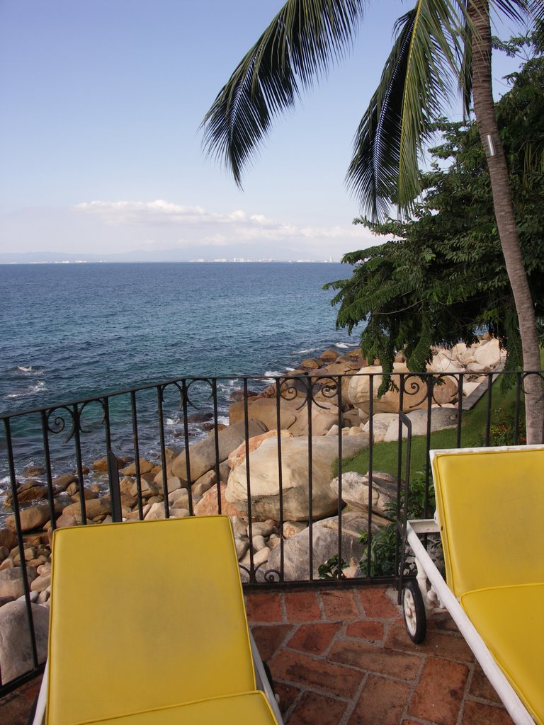 Puerto Vallarta as seen across the bay from Playas Gemelas's pool Nov 2006 by Itunes Brian