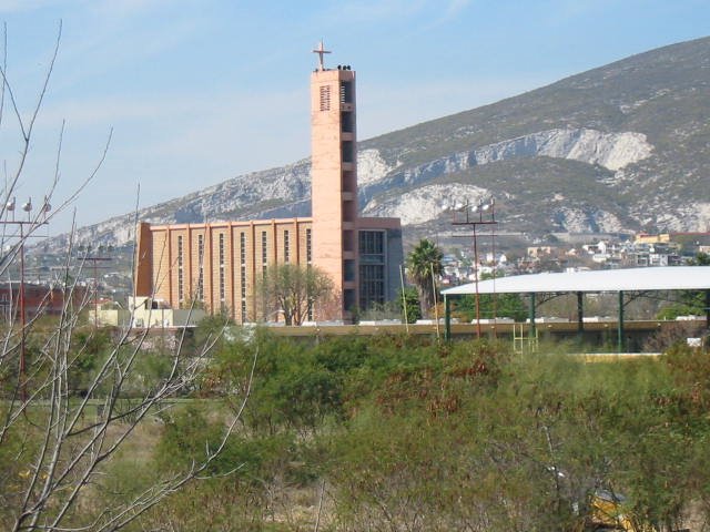 San Nicolas N.L. Mx. Iglesia y el C. del Topo al fondo desde  Universidad y J Treviño by ivanmonterrey