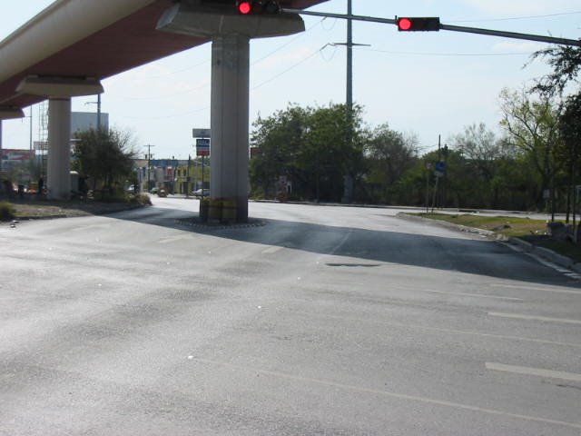 San Nicolas N.L. Mx. Poste del Metro en medio de la avenida entrada a Universidad desde P Elias Calles by ivanmonterrey