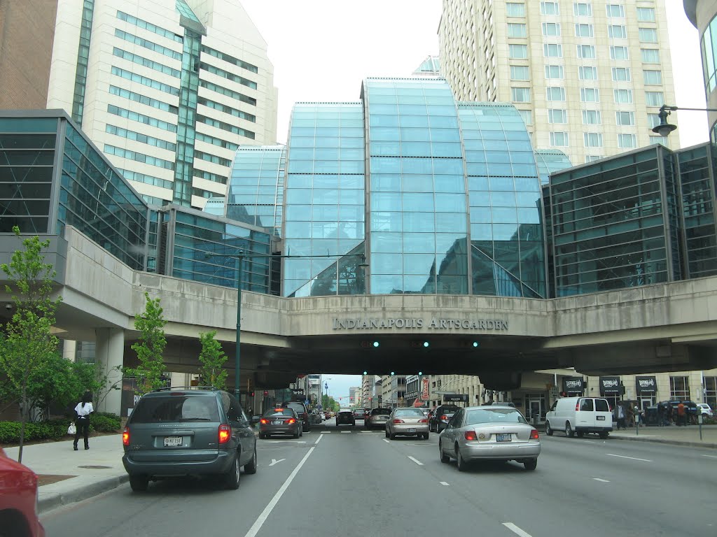 The artsgarden straddles a downtown intersection, Indianapolis by htabor