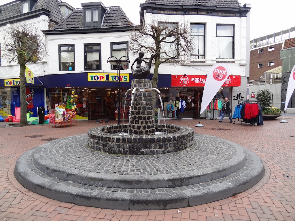 Fountain 'Jongen met gans' (Boy with goose) created by Willy Albers Pistorius at the corner of Kerkstraat and Grotestraat by Willem Nabuurs