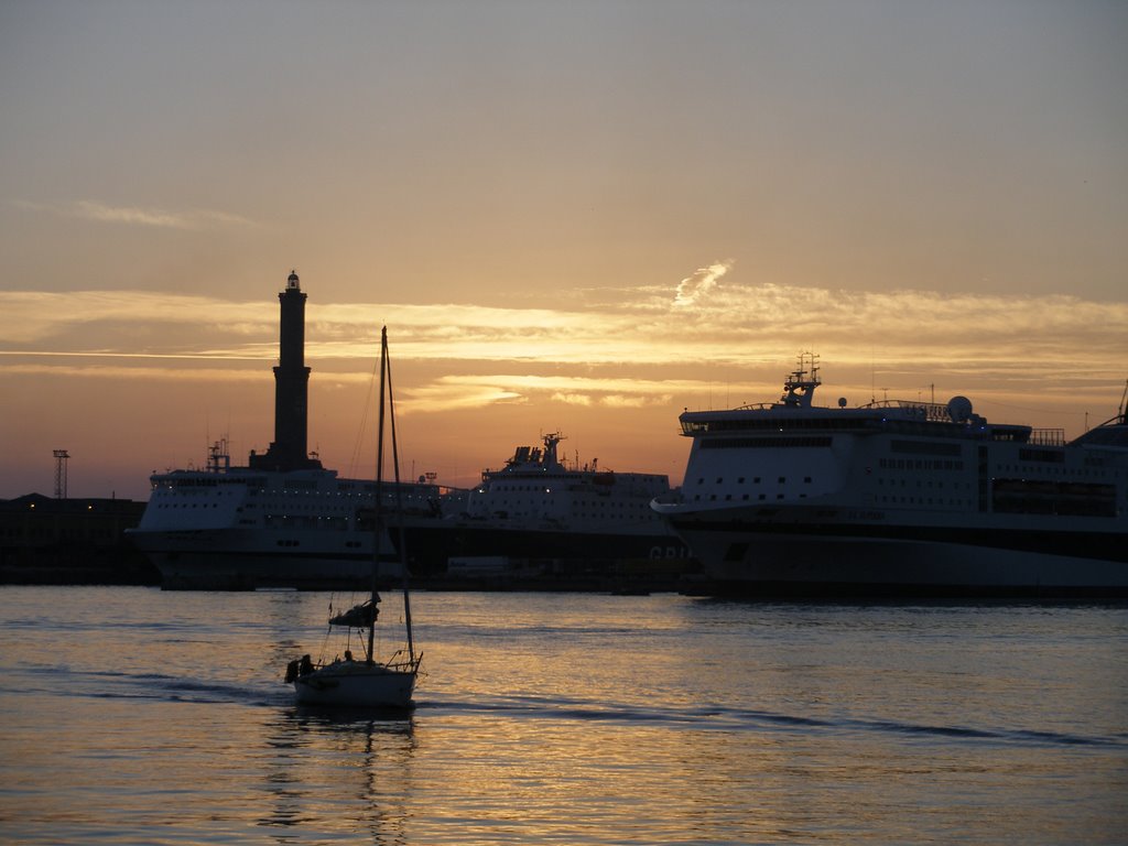 Genova,il porto e la Lanterna by Alessandro Castellan…