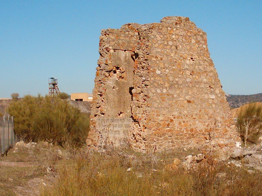 Ruinas Mina Cabeza Vaca. (Al fondo castillete Pozo Belmez). © by pM by Paco MEDINA