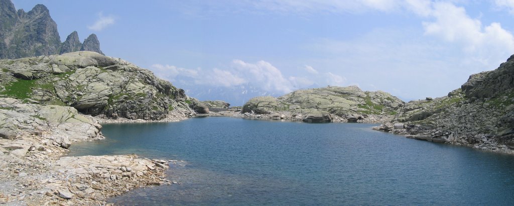 Laghetto dal rifugio Carlo Emilio by alberto rota 45