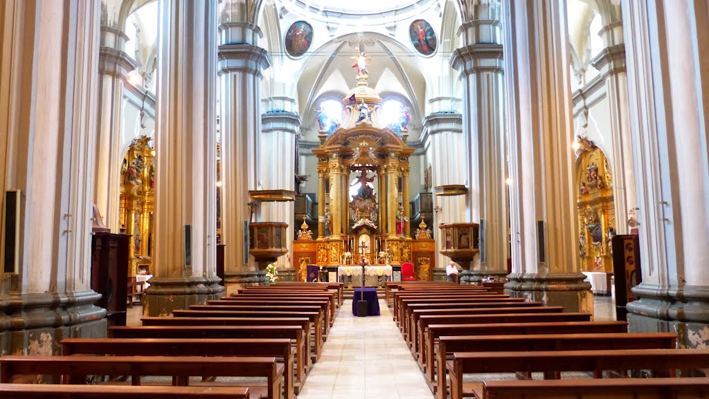 Interior de la iglesia de estilo barroco, de Burbáguena (Teruel). by Asenvi