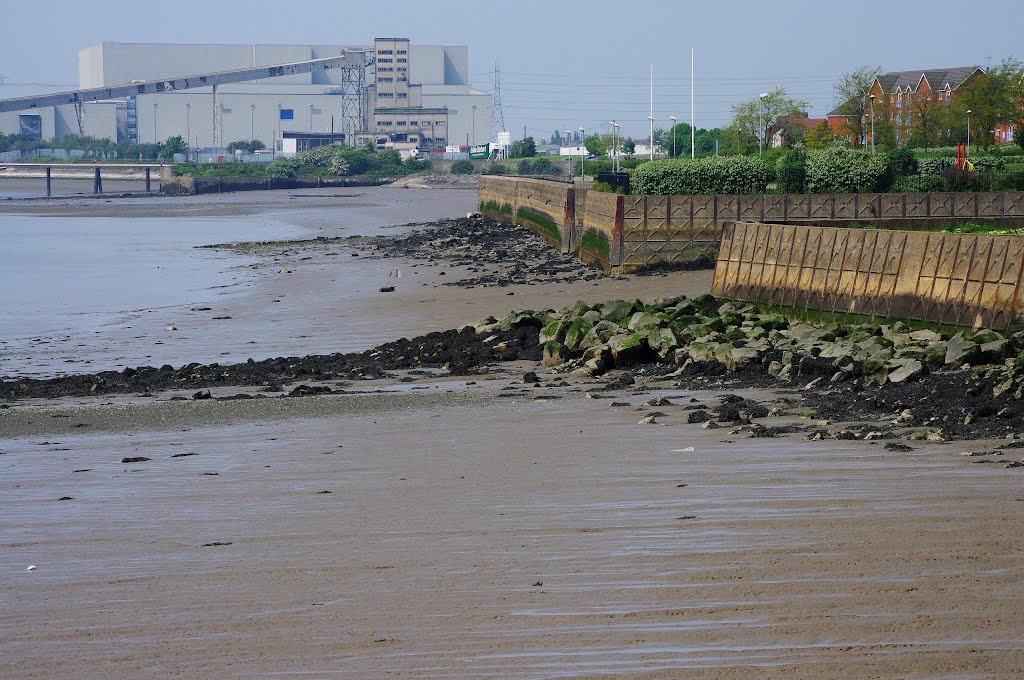 "fiddlers reach" river thame's. grays. essex. may 2012 by kinderbill