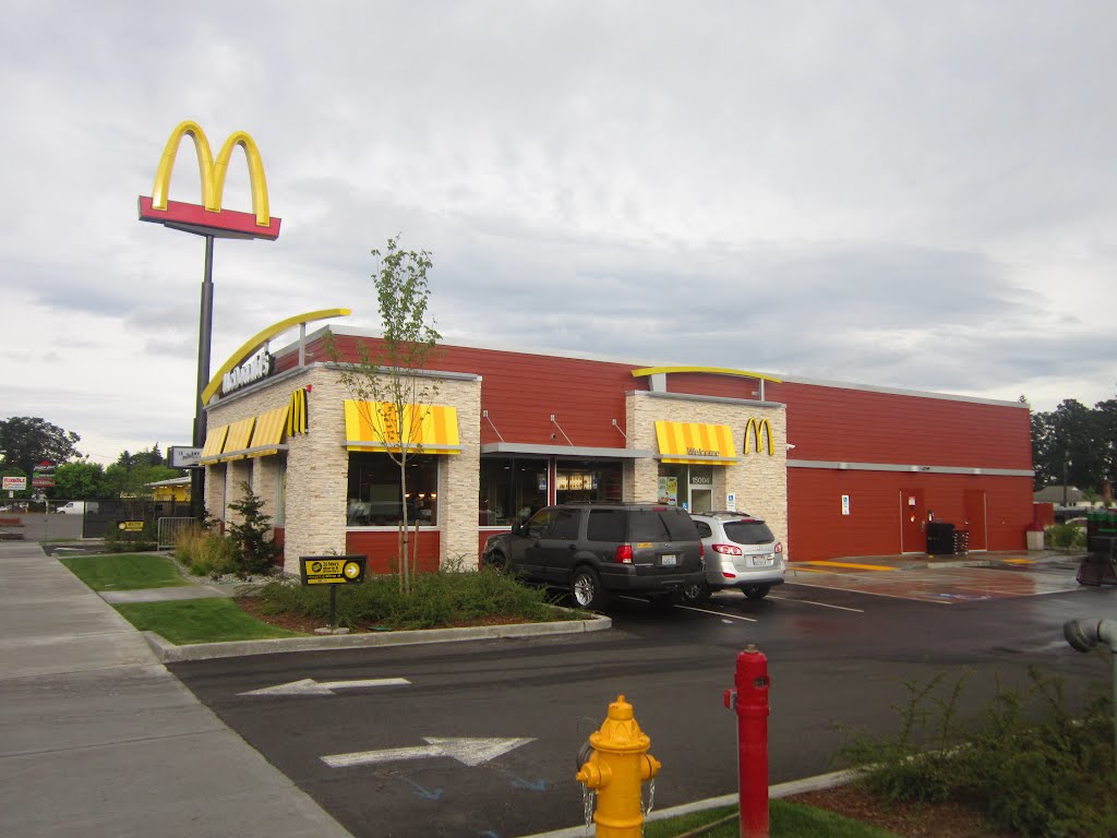 New McDonalds replacing one I photographed earlier by Pictom