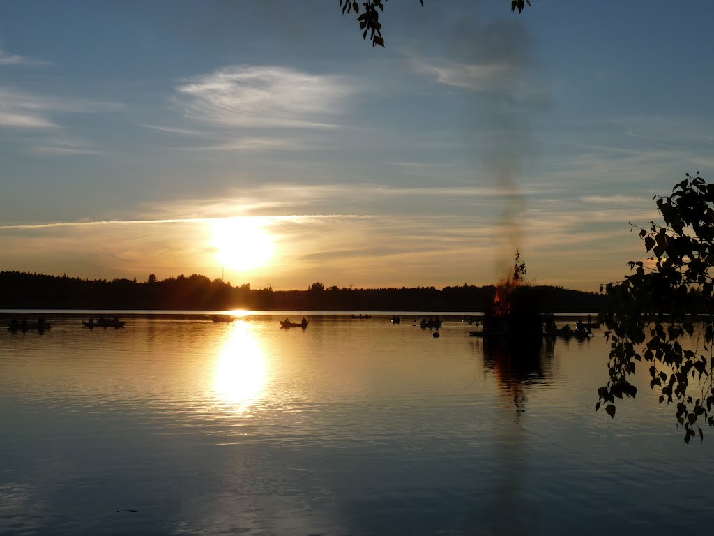 Pitkäjärvi Espoo- Johannus Päivää - Juhannus kokko 2012. - rozpalanie... by Michał Kozłowski.