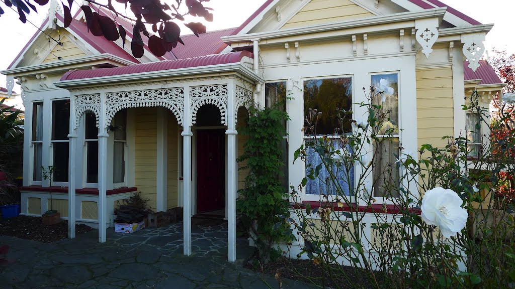 A typical NZ "villa" (our rented house) by Marek Jochec