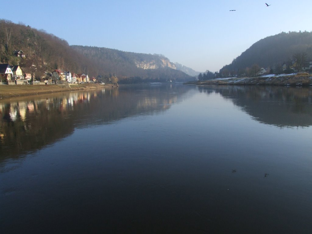 Elbe bei Stadt Wehlen mit Blick zur Bastei Rathen by Till H. Kleinert