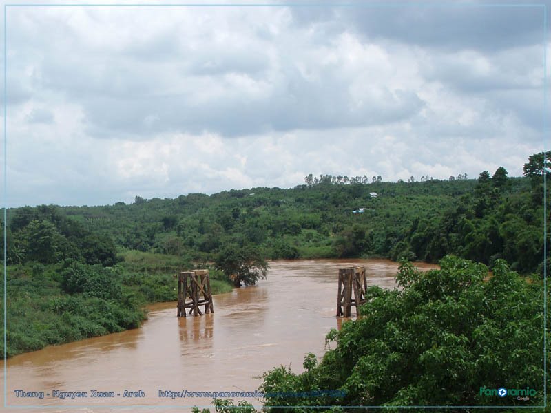 Phế tích cầu - Sông Bé - Bridge ruins by Vietnam - Paracels