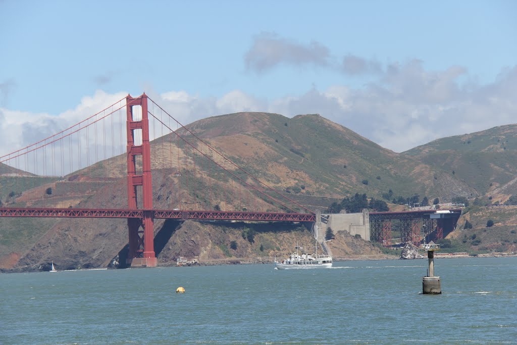 Golden Gate Bridge by Michael  安路