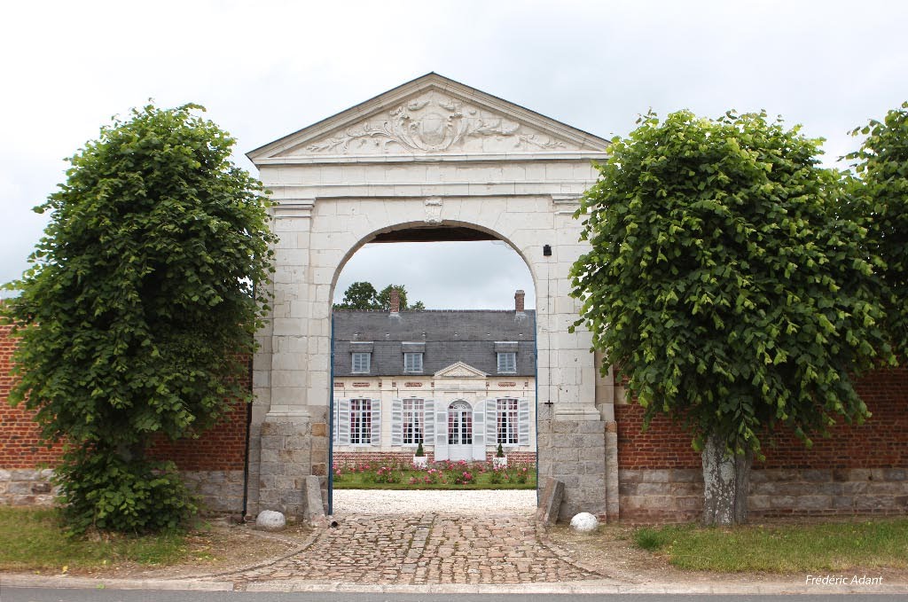 LE CHATEAU DE GROSVILLE A RIVIERE by Frédéric Adant