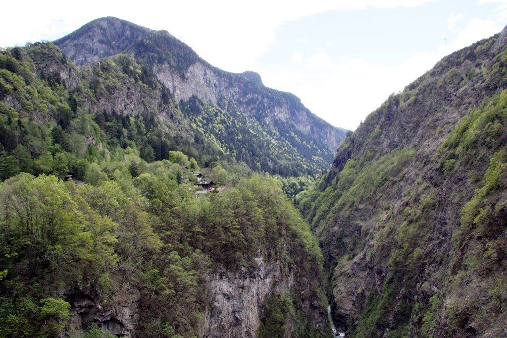 Gueuroz - Le hameau au pied du Mont Gotreu 1469 m. by Charly-G. Arbellay