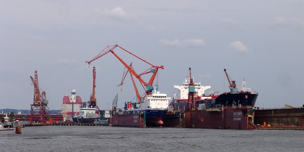 Göteburger Hafen mit "Lipstick" [2007] by Ralf-Rainer Hoffmann