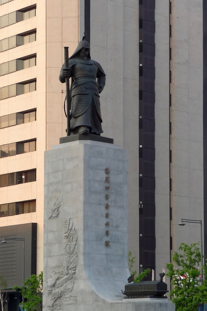 Statue of Admiral Yi Sun-Shin by df3vi