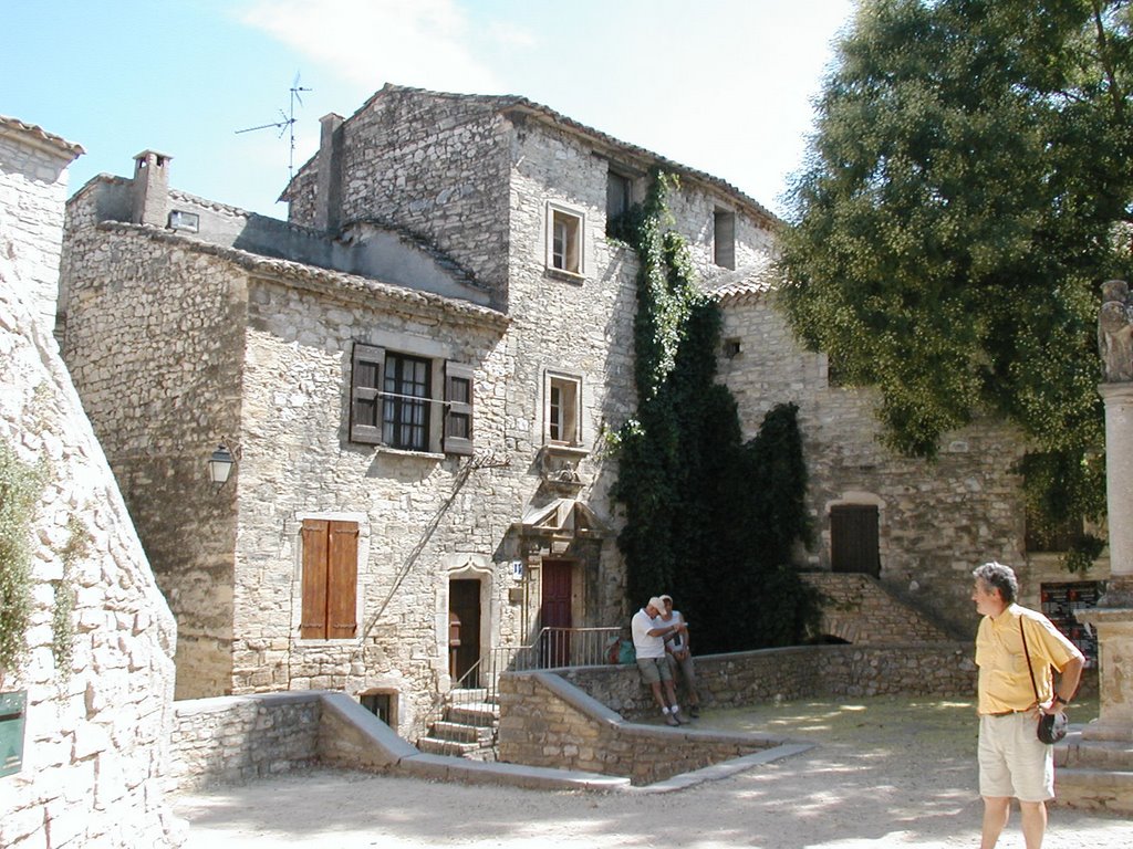 Accès à l'église St Martin, maison de notable by mfe