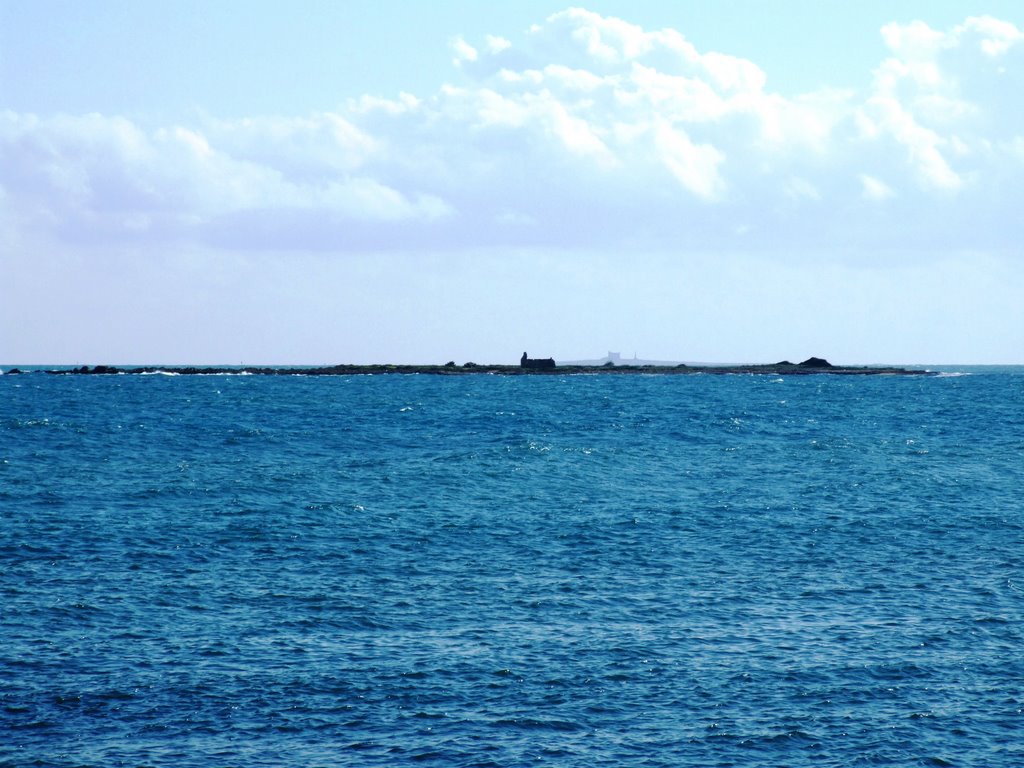 L'isola di Vendicari con Capo Passero sullo sfondo by Antonio Iacullo