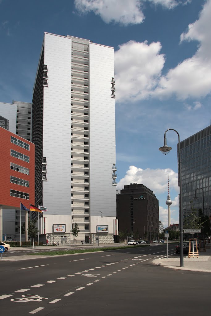 Wohnblock, Motel One und der Fernsehturm by www.fotograf1.npage.de