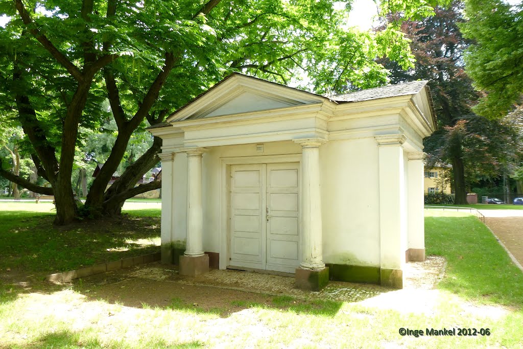 Frankfurt-Rödelheim, Brentano-Park, der klassizistische weiße Badetempel by Inge Mankel