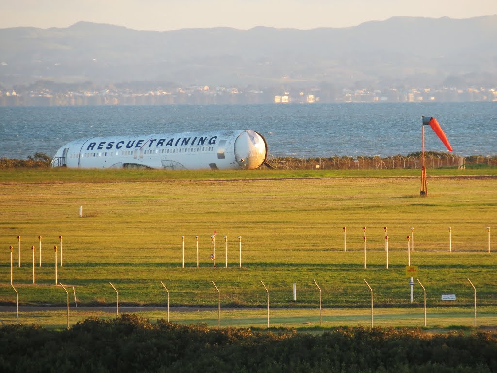 Rescue Training - Auckland airport (AKL), North Island, New Zealand. by André Bonacin