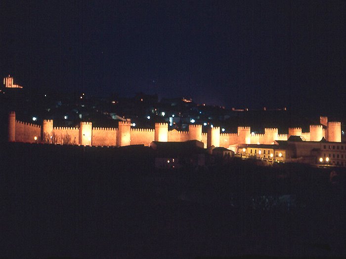 Ávila de noche by marathoniano