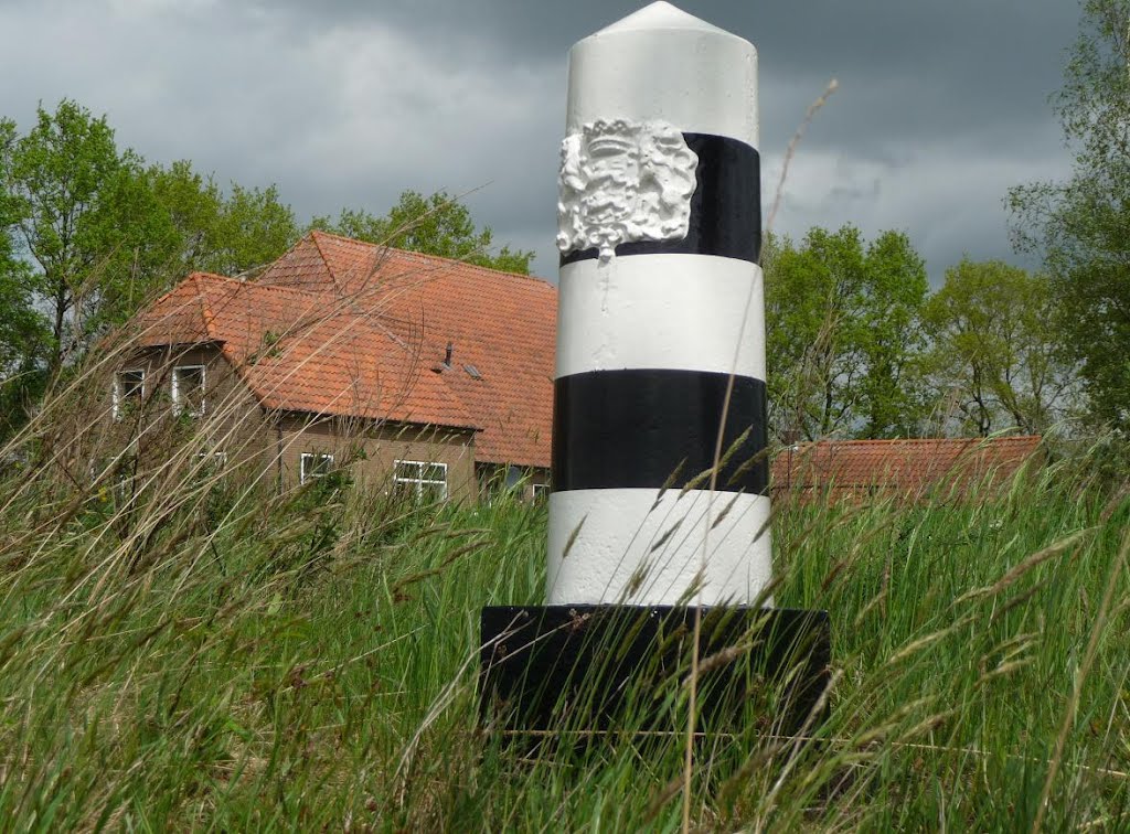 Grenspaal Fochteloërveen Drentseweg Veenhuizen by Viscount46