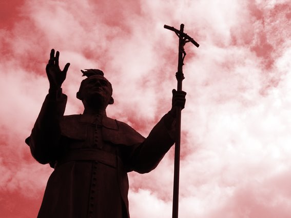 Escultura Juan Pablo II en Catedral de Rio by SERGIO LÓPEZ RETAMAL