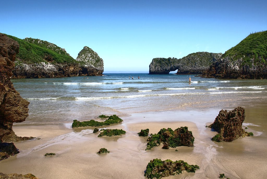 LA FENOMENAL CALA DE BERELLIN, JUNTO AL PUEBLO DE PRELLEZO - CANTABRIA by mackedwars