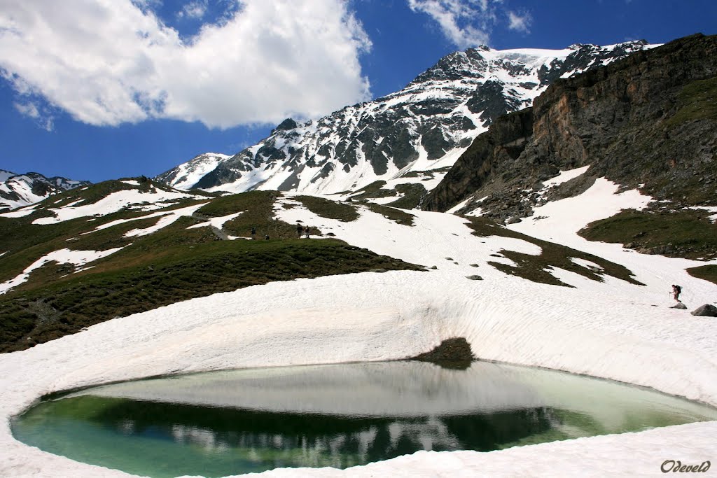 A small lake along the GR 55 in Pralognan-la-Vanoise, phoptographed in the direction of Aiguille de Polset. by odeveld